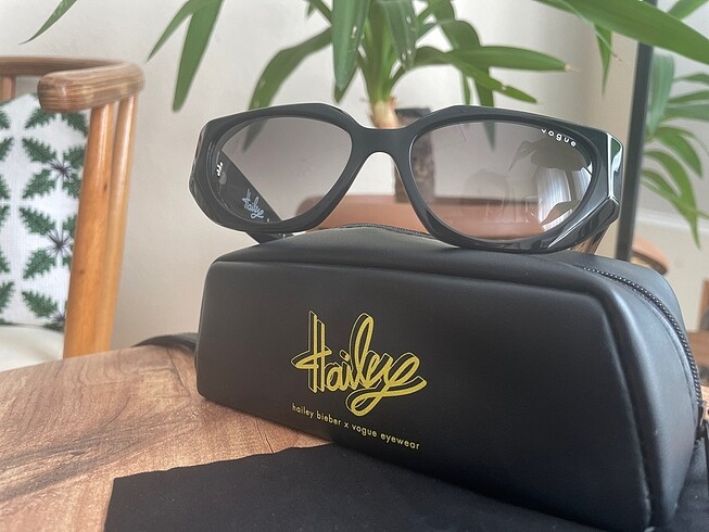 Vogue Eyewear Vogue x Hailey Bieber güneş gözlüğü