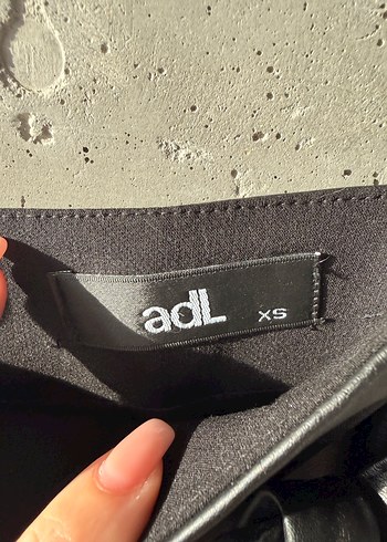 Kemer Detaylı Siyah Deri Midi Etek - Görsel 4