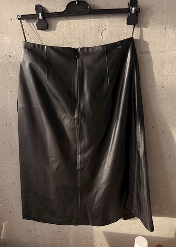 Kemer Detaylı Siyah Deri Midi Etek - Görsel 8