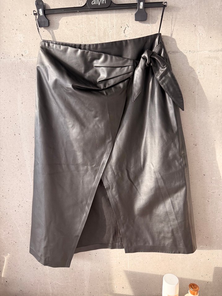 Kemer Detaylı Siyah Deri Midi Etek - Görsel 2