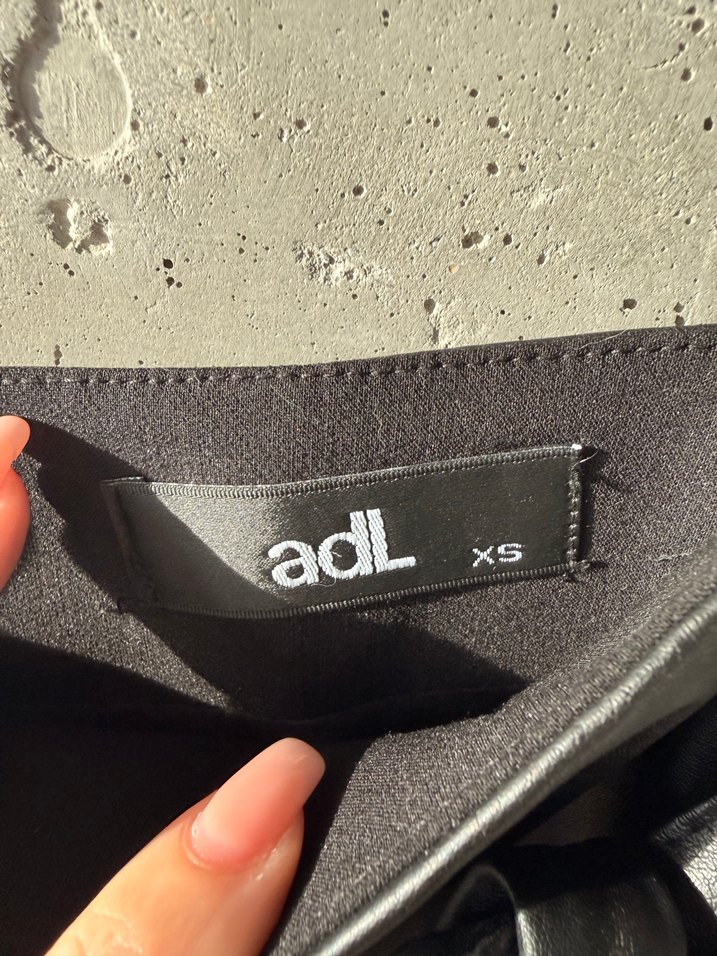 Kemer Detaylı Siyah Deri Midi Etek - Görsel 4