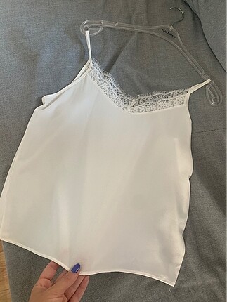Beyaz dantelli askılı body