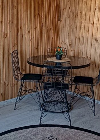 Gri Mermer Desenli Yuvarlak Masa ve Siyah Tel Sandalyeler - Görsel 2