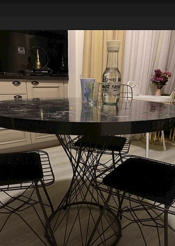 Gri Mermer Desenli Yuvarlak Masa ve Siyah Tel Sandalyeler - Görsel 3