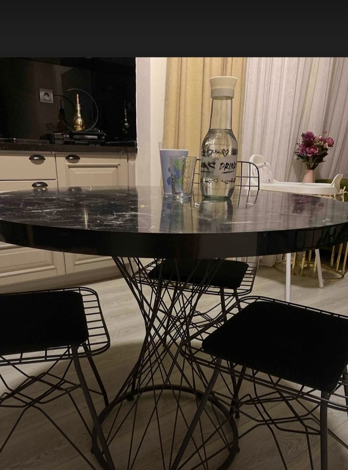 Gri Mermer Desenli Yuvarlak Masa ve Siyah Tel Sandalyeler - Görsel 3