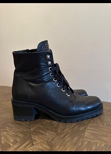 Hotiç siyah postal bot