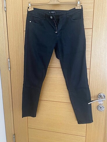 Siyah 38 beden likralı pantalon sayılı giyilmiştir deforme yoktu