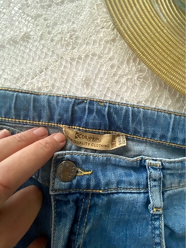 9/10 yaş uyumlu kot pantalon herhangi bir deformasyon yoktur