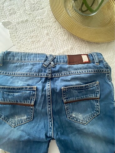 10 Yaş Beden 9/10 yaş uyumlu kot pantalon herhangi bir deformasyon yoktur