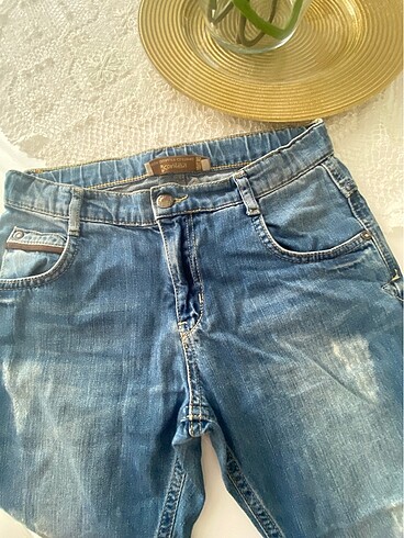 10 Yaş Beden mavi Renk 9/10 yaş uyumlu kot pantalon herhangi bir deformasyon yoktur