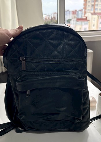 Siyah Deri Fermuarlı Sırt Çantası - Görsel 2