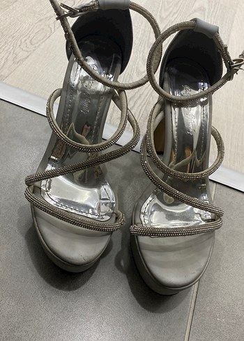 Gri Yılan Desenli Metal Tokalı Stiletto