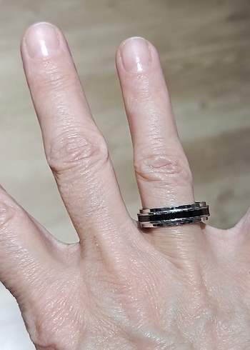 Diğer Gri ve Siyah Minimalist Kadın Yüzük