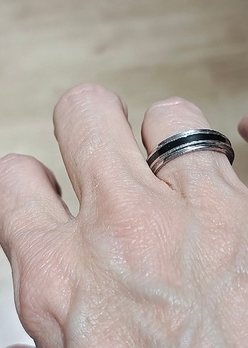 Gri ve Siyah Minimalist Kadın Yüzük