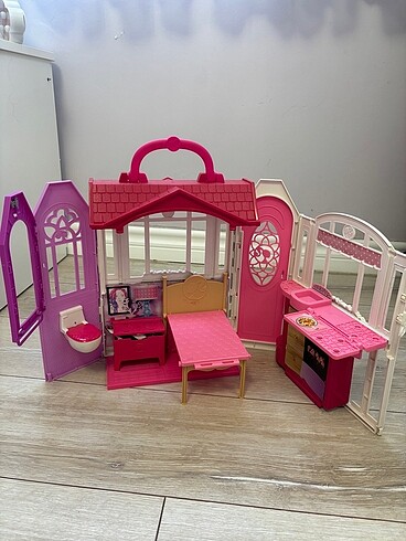 Barbie evi
