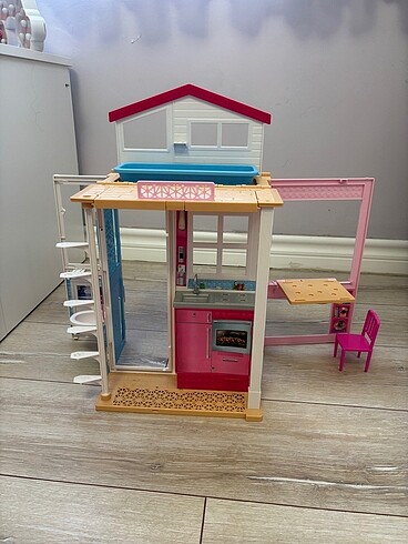 Havuzlu Barbie evi