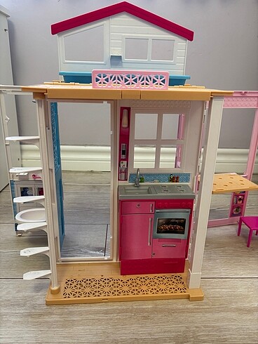 Beden Renk Havuzlu Barbie evi