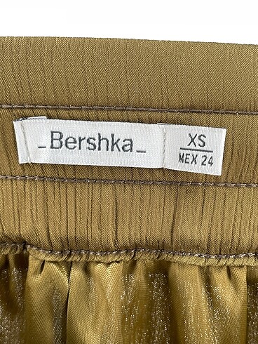 xs Beden çeşitli Renk Bershka Mini Şort %70 İndirimli.