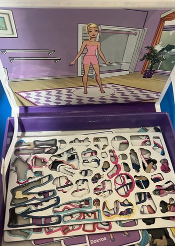 Barbie Barbie Manyetik Kıyafet Giydirme Oyunu