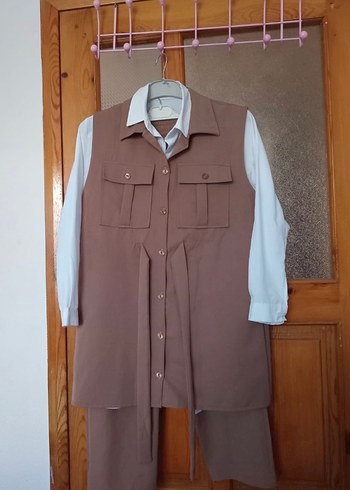 Bej Düğmeli Kolsuz Gömlekli Takım
