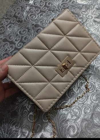Bej Zincir Detaylı Kadın Deri Çanta