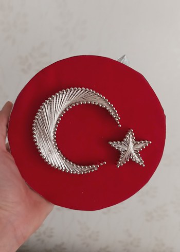 Diğer İşlemeli Ay ve Yıldızlı Kırmızı tahta üzerine çakılı filografi