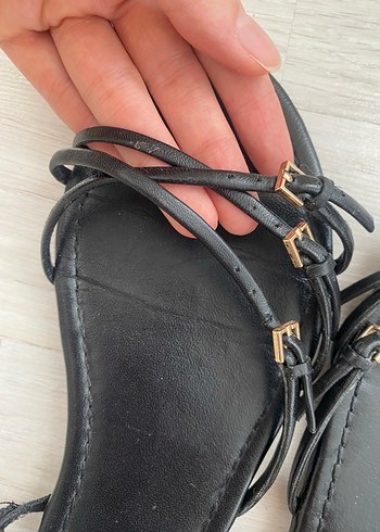 Zara Zara Siyah Deri Tokalı Kadın Sandalet