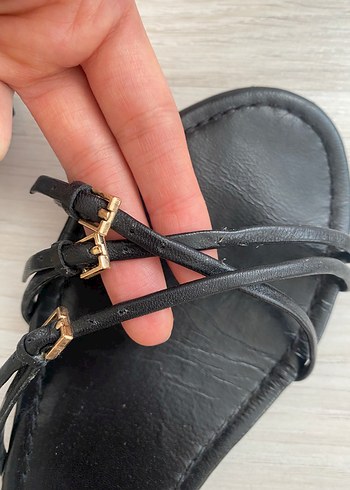36 Beden siyah Renk Zara Siyah Deri Tokalı Kadın Sandalet