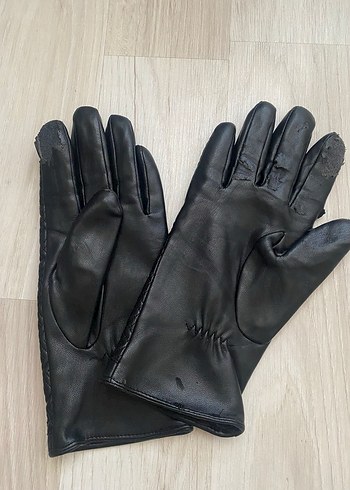 Kemer Detaylı Siyah Deri Kadın Eldiveni - Görsel 2