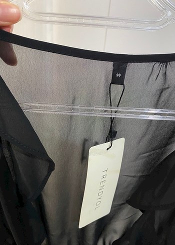 Siyah Uzun Kollu Fırfırlı V Yaka Bluz - Görsel 2