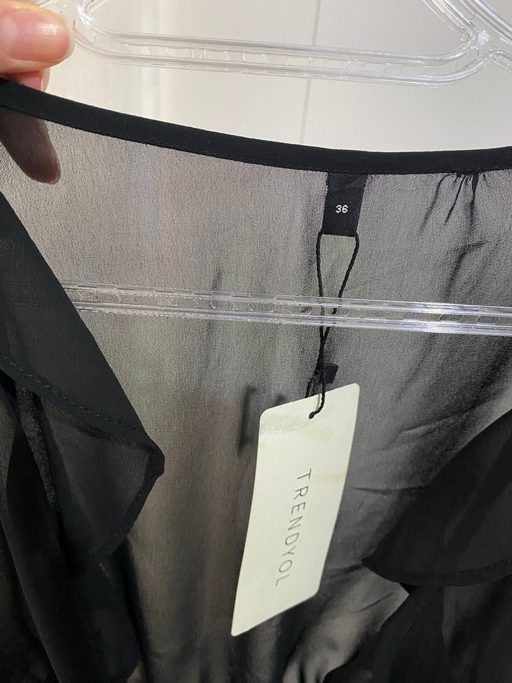 Siyah Uzun Kollu Fırfırlı V Yaka Bluz - Görsel 2