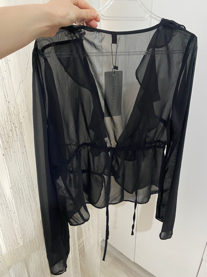 Siyah V Yaka Uzun Kollu Fırfırlı Bluz - Görsel 3