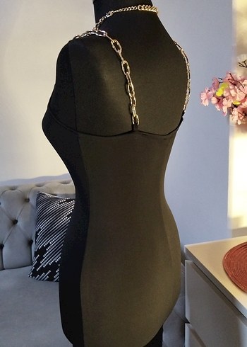 36/S beden boy 75 cm, Zincir Detaylı Siyah Midi Elbise - Görsel 4