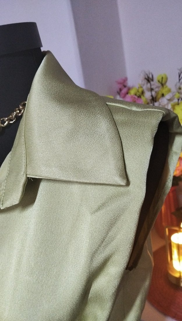 36/S beden, Kısa Kesim Saten Düğmeli Kolsuz Kadın Gömlek - Görsel 5