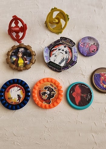 Çeşitli Renklerde Digimon Temalı Figürler