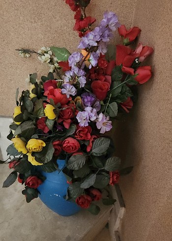  Beden Mavi Vazo İçinde Renkli Yapay Çiçekler