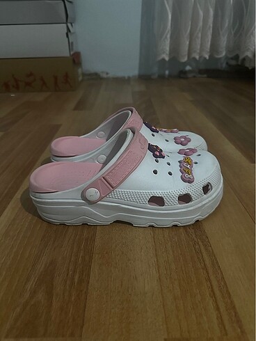 Pembe Crocs