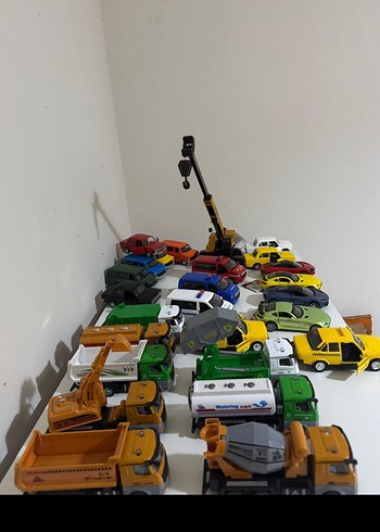 Bir adet metal araba sesli ışıklı