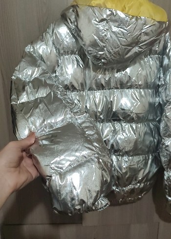 Sokak Stili Gri Metalik Kapüşonlu Kadın Mont - Görsel 3