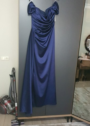1 KERE GİYİLDİ Parlak Lacivert Uzun Drapeli Kadın Abiye Elbise