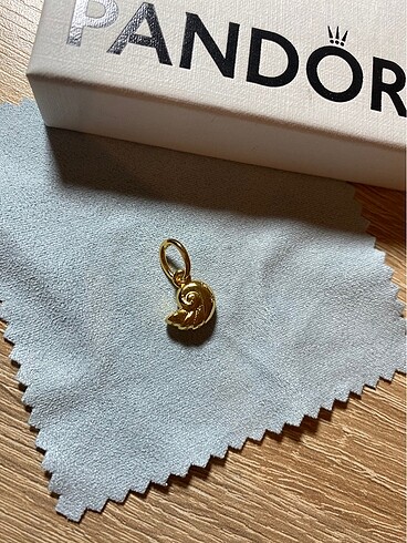Pandora Pandora shell charm
