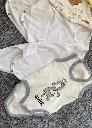 Sarı Nakışlı Düğmeli Bebek Body - Görsel 3