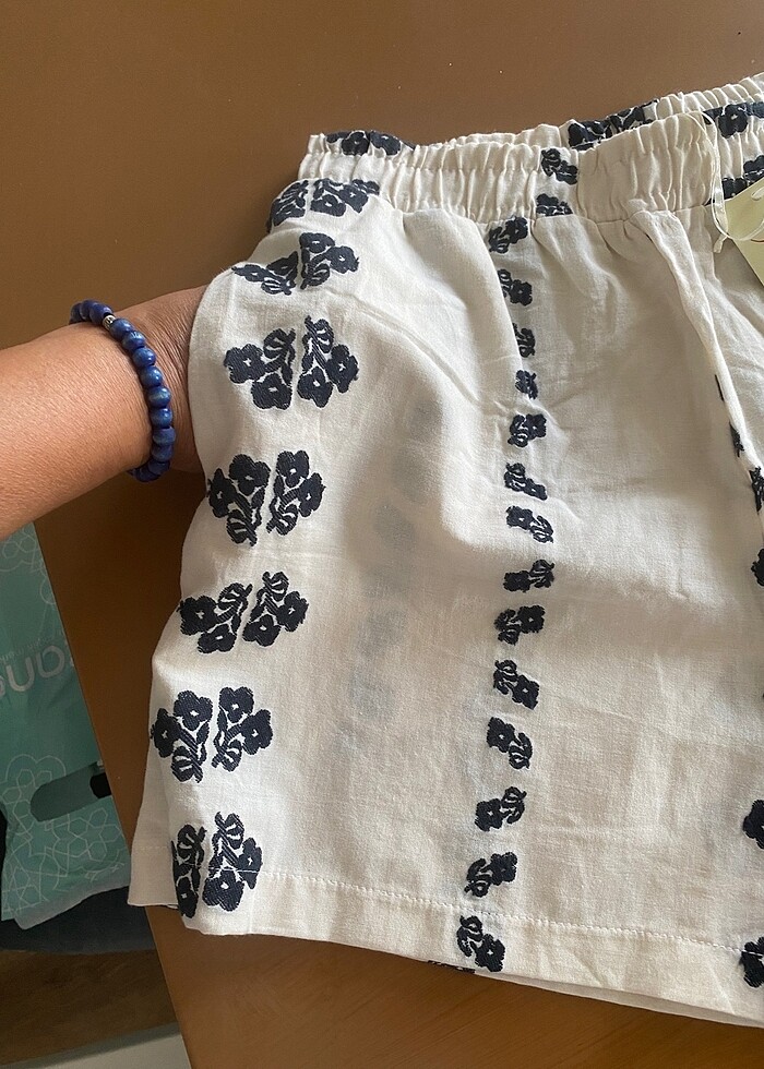 Keten nakışlı şort - Görsel 2