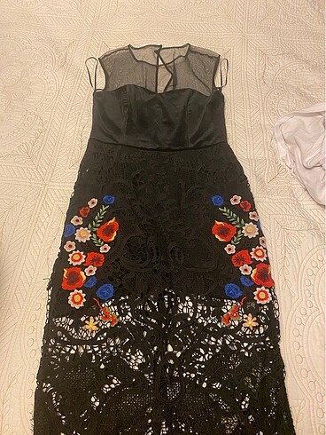 Zara Kadıfe ve güpür detaylı elbise