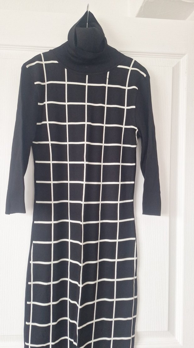 Uzun Siyah Kareli Yüksek Yakalı Elbise - Görsel 2