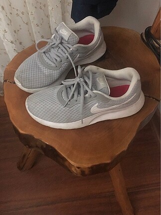 Gri Nike