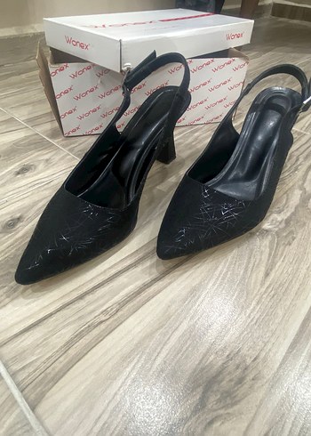 Siyah Nakışlı Tokalı Stiletto Kadın Ayakkabı