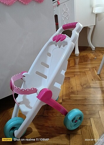 Oyuncak bebek arabası
