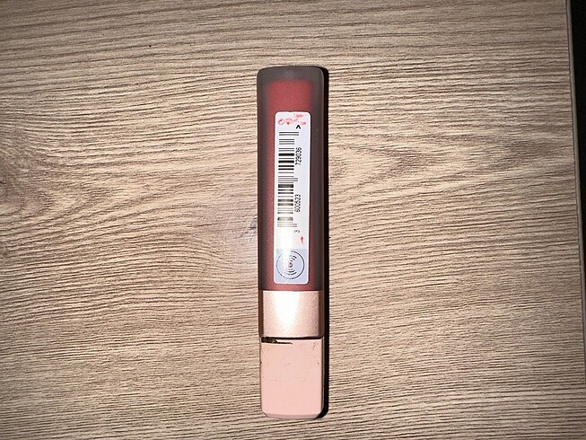 Beden Loreal Paris Ultra Matte Liquid Lipstick