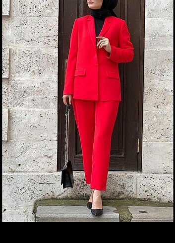 Kırmızı Takım Elbise 